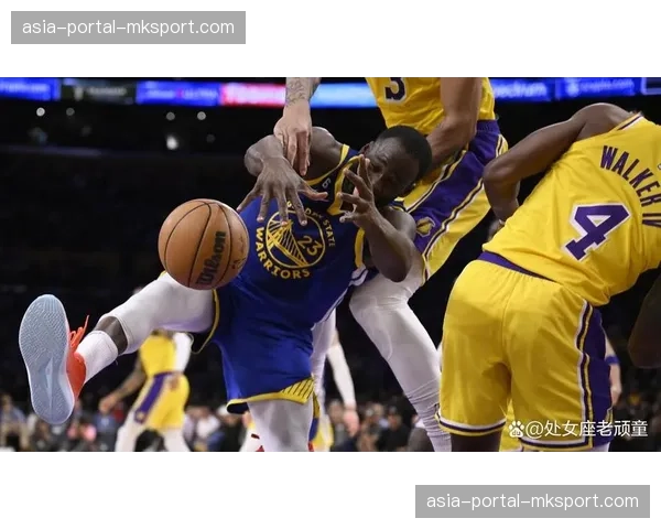 特写:勇士训练馆内,追梦格林亲自示范防守轮转的每一处细节 特写:勇士训练馆内,追梦格林亲自示范防守轮转的每一处细节