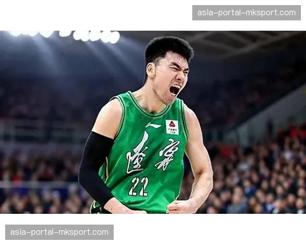 老将李晓旭夺冠后与父母相拥，职业生涯二十年坚守一队